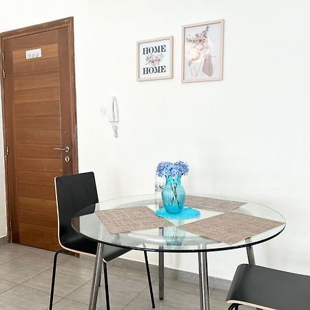 Sun Julz Apartments On The Beach Paphos 外观 照片