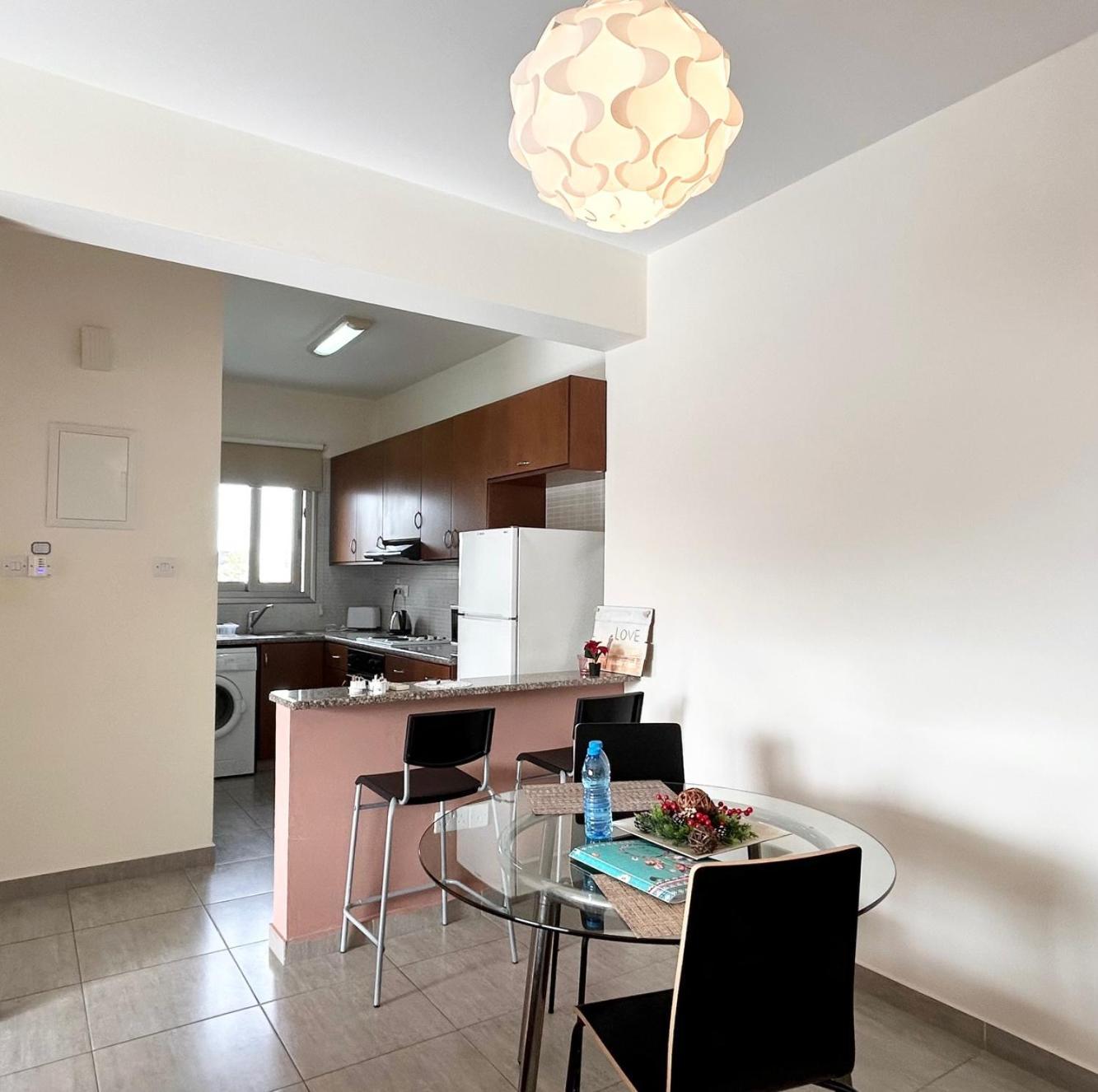 Sun Julz Apartments On The Beach Paphos 外观 照片