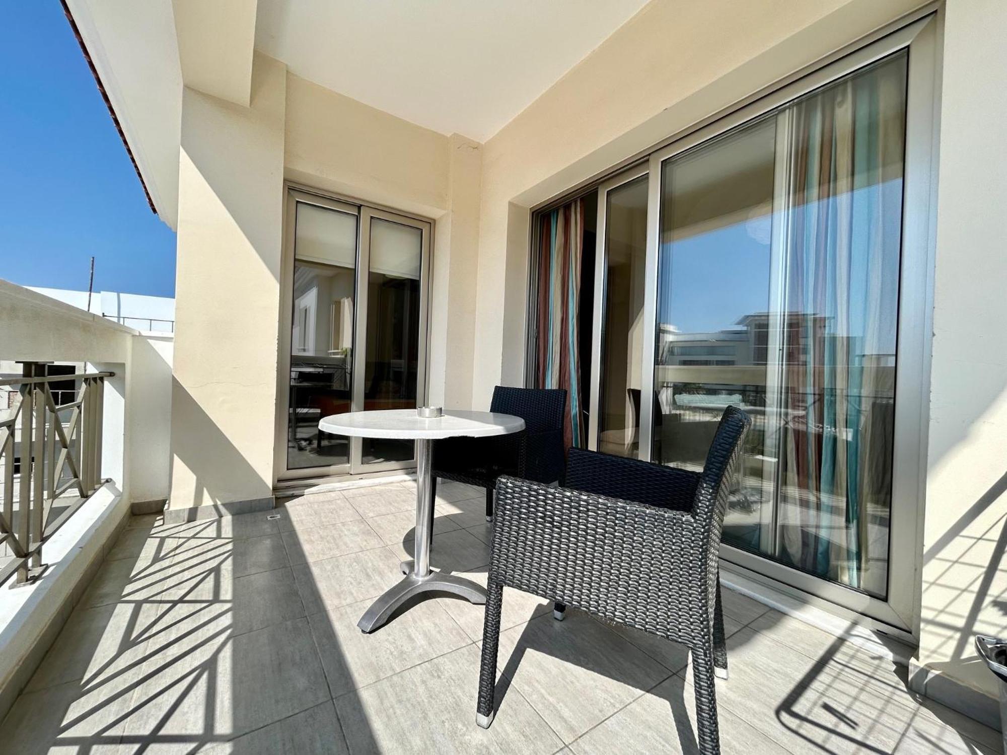 Sun Julz Apartments On The Beach Paphos 外观 照片