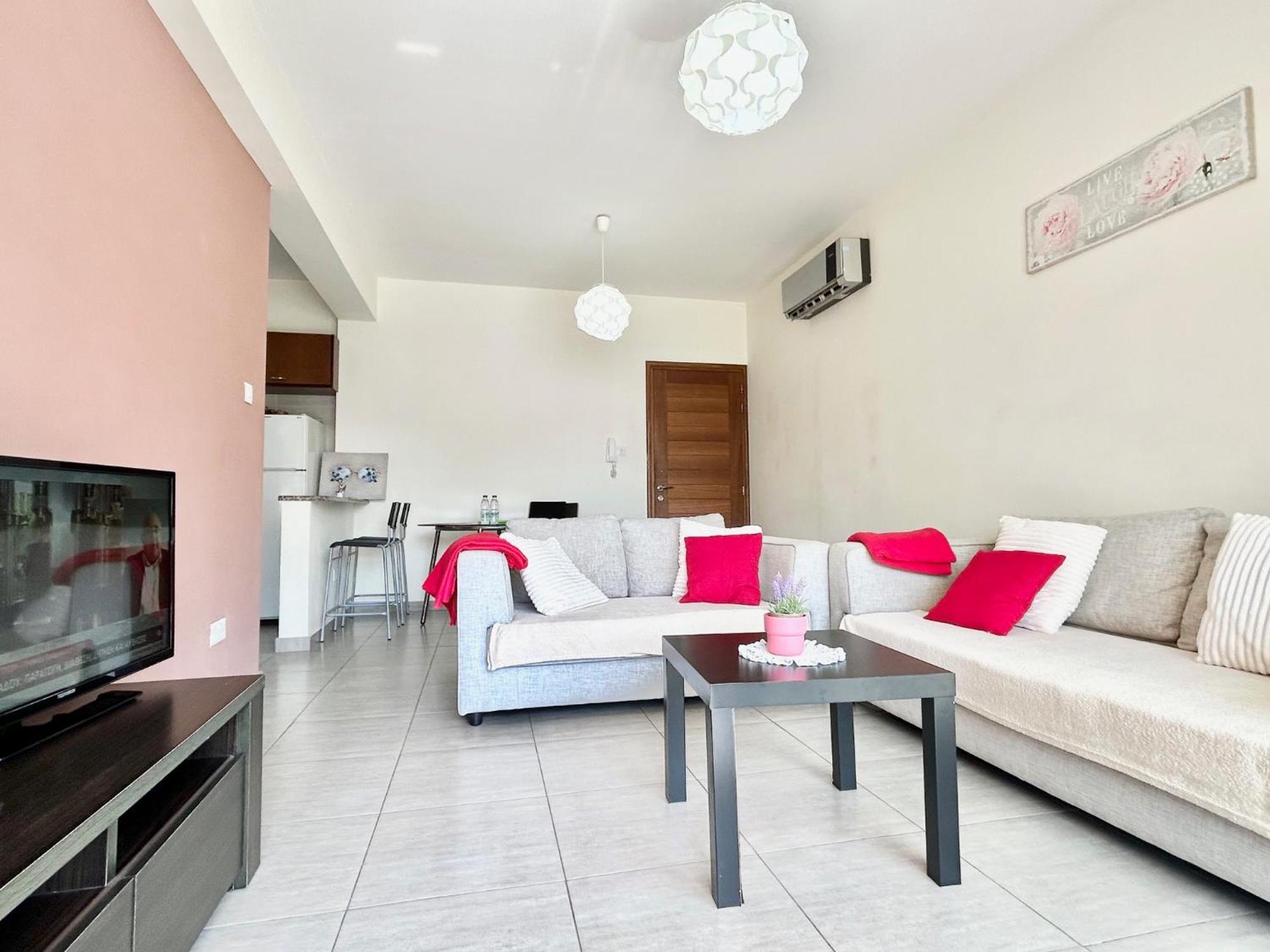 Sun Julz Apartments On The Beach Paphos 外观 照片