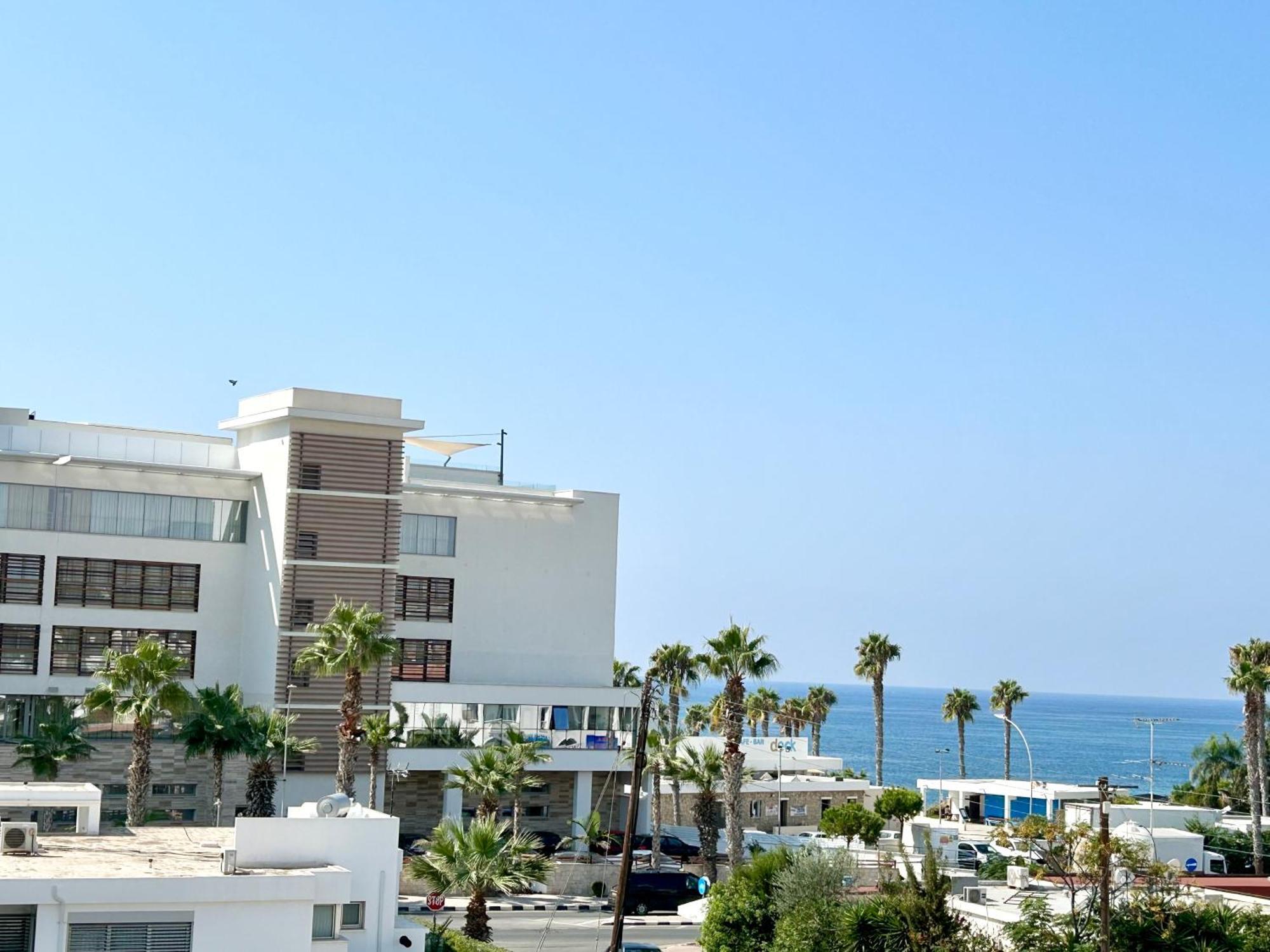 Sun Julz Apartments On The Beach Paphos 外观 照片