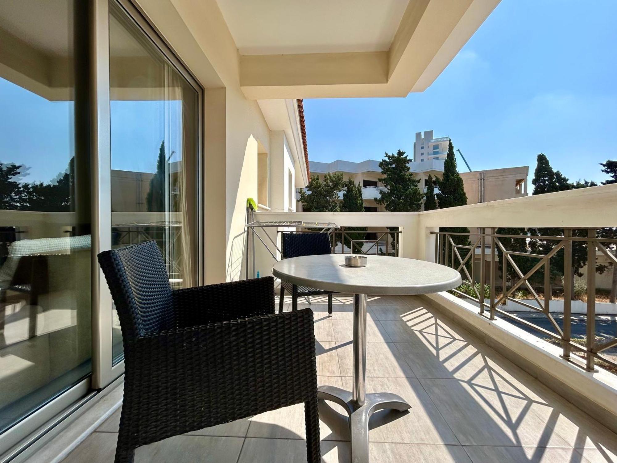 Sun Julz Apartments On The Beach Paphos 外观 照片