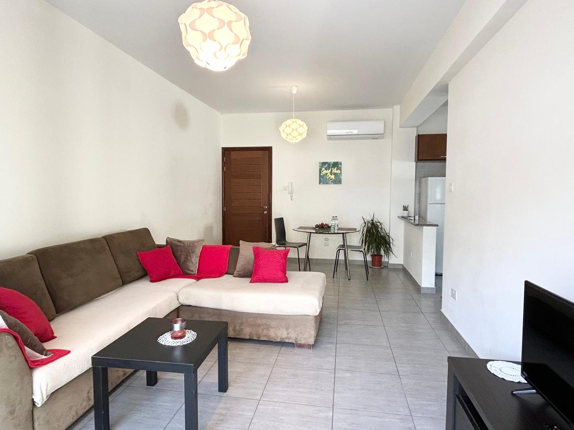 Sun Julz Apartments On The Beach Paphos 外观 照片