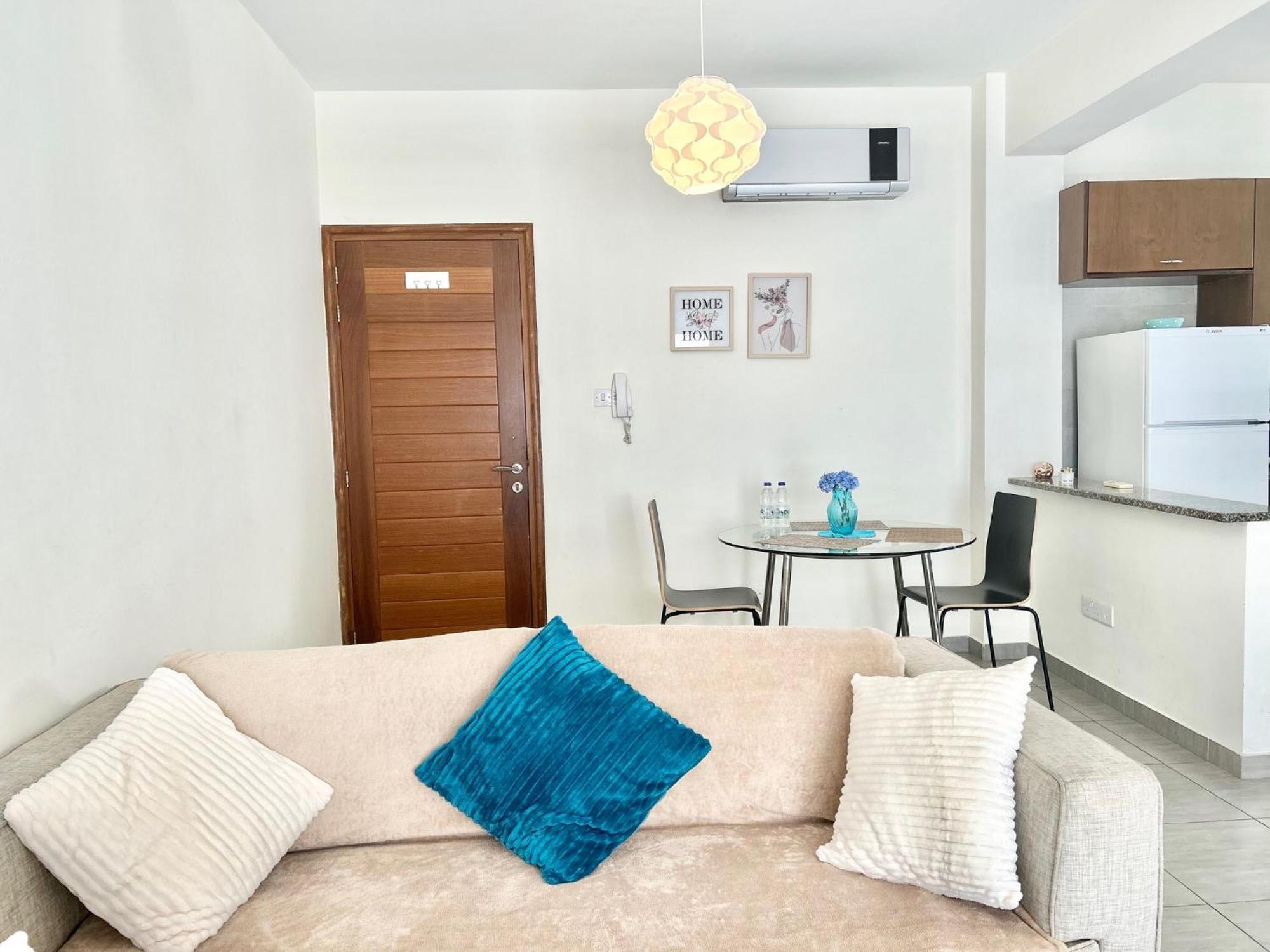 Sun Julz Apartments On The Beach Paphos 外观 照片