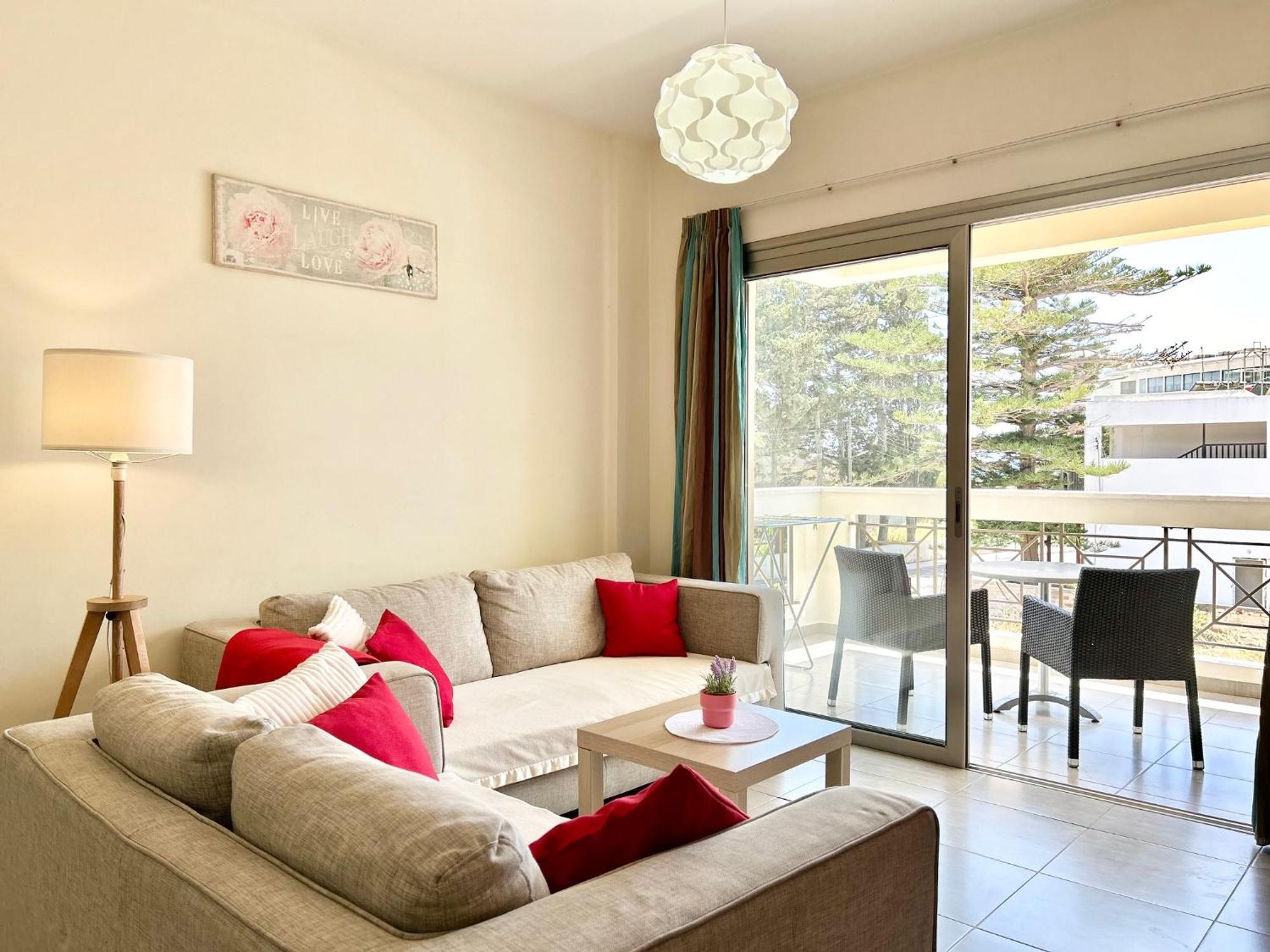Sun Julz Apartments On The Beach Paphos 外观 照片