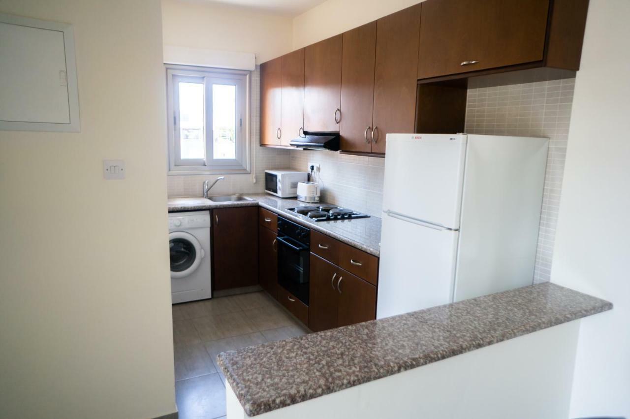 Sun Julz Apartments On The Beach Paphos 外观 照片