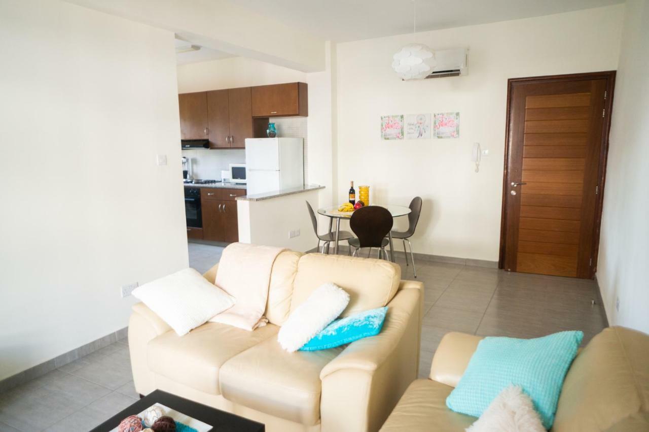 Sun Julz Apartments On The Beach Paphos 外观 照片