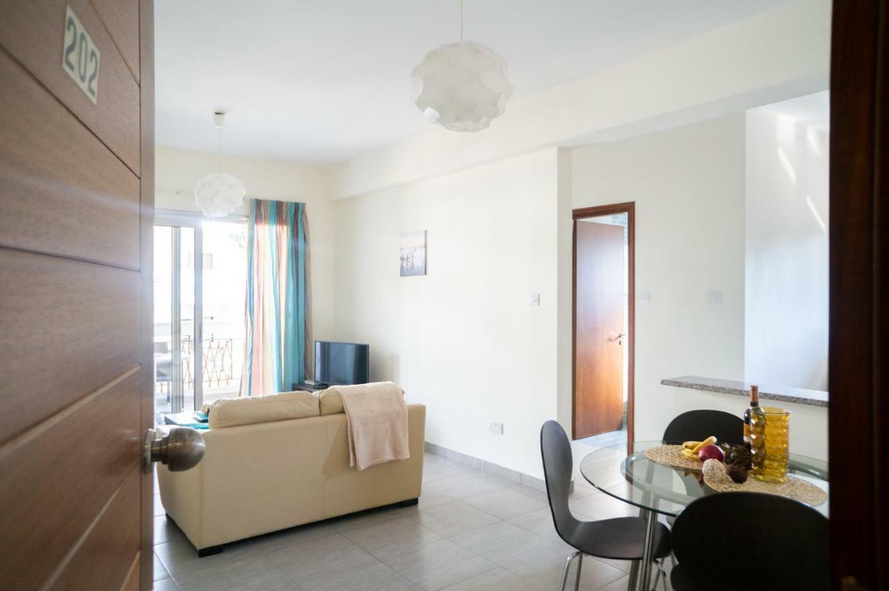 Sun Julz Apartments On The Beach Paphos 外观 照片