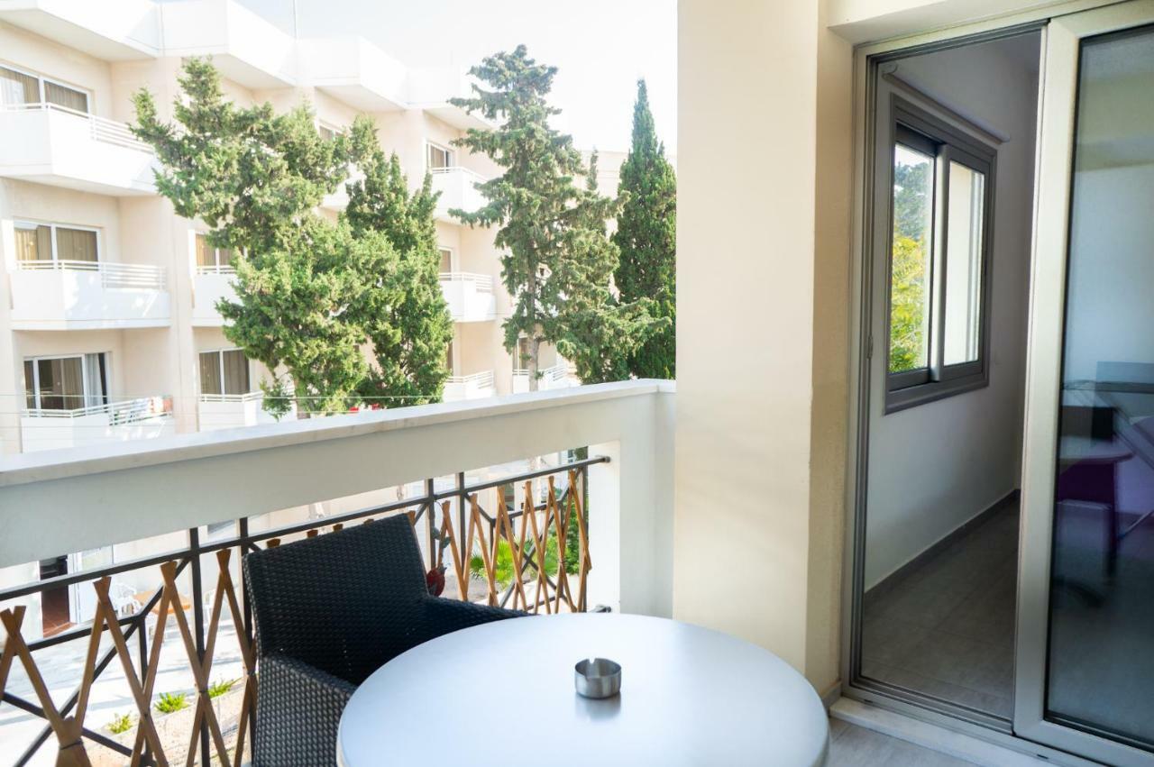 Sun Julz Apartments On The Beach Paphos 外观 照片